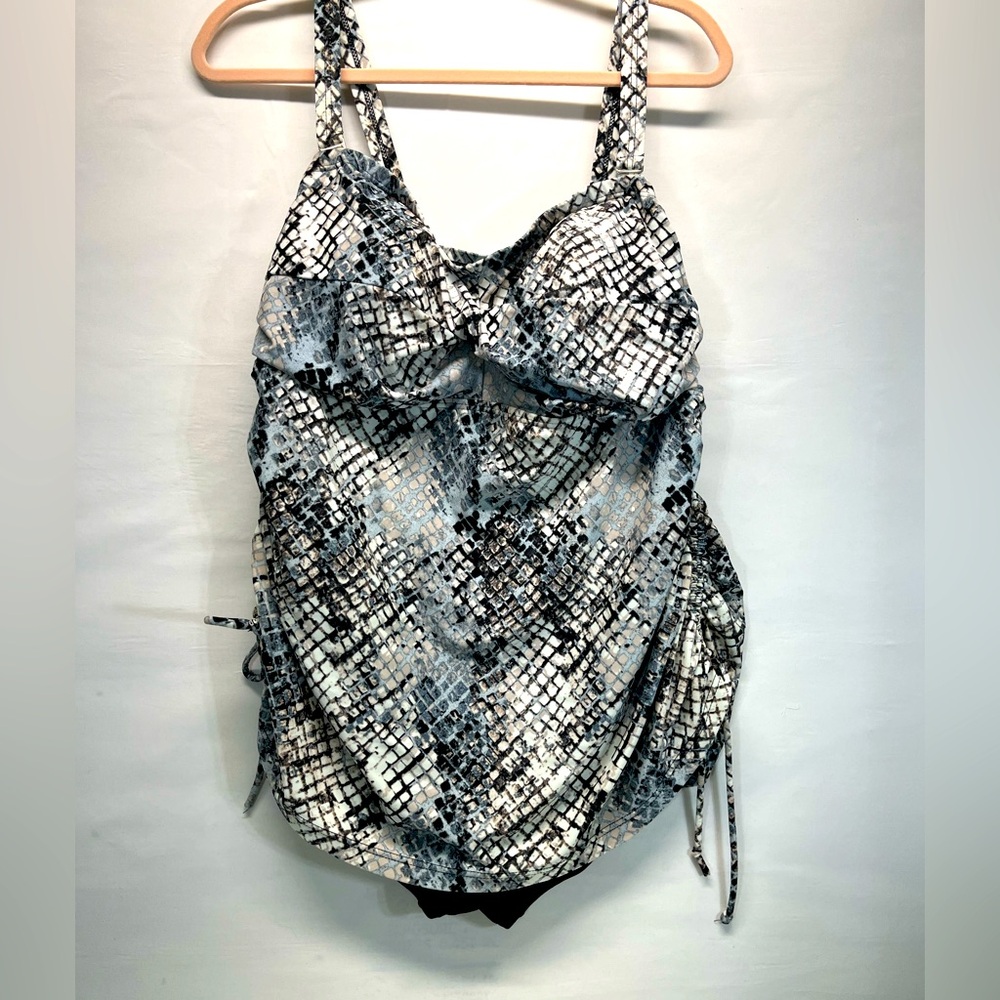APT 9 MULTICOLORED GEOMETRIC PATTERN ONE PIECE SWIMSUIT W/BLACK BOTTOM SZ 18